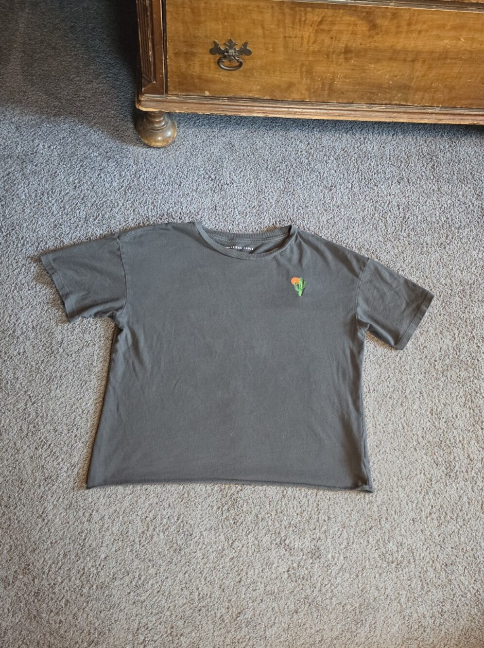 American Eagle Charcoal Gray Cropped Tee with Small Cactus Patch Size Small